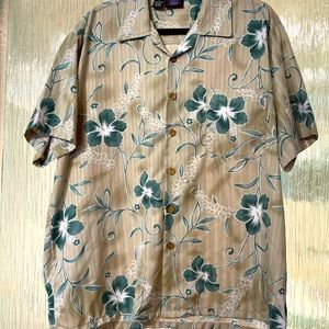 Men’s Maui Trading Company Hawaiian print button front shirt w/pocket. Size L